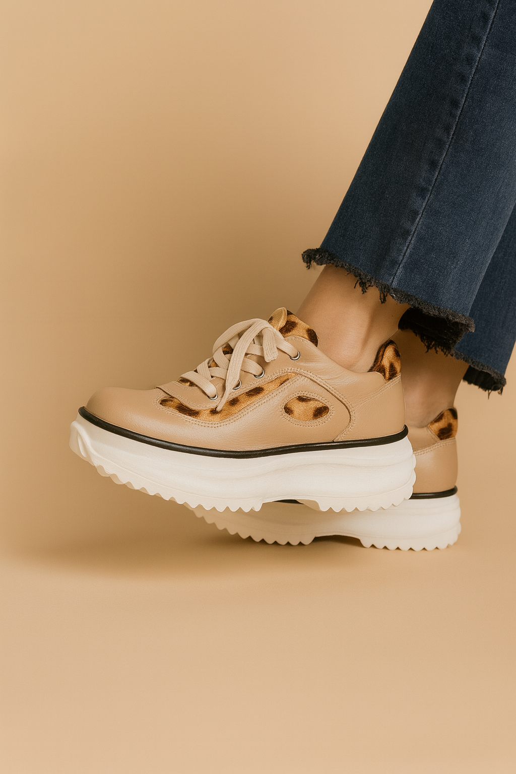 Zapatillas de cuero color beige siendo usadas por una modelo. Una zapatilla mas arriba que la otra Vista lateral