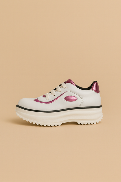 Zapatilla de cuero blanca con detalles fucsia metalizados, vista lateral completa sobre fondo beige, suela plataforma dentada