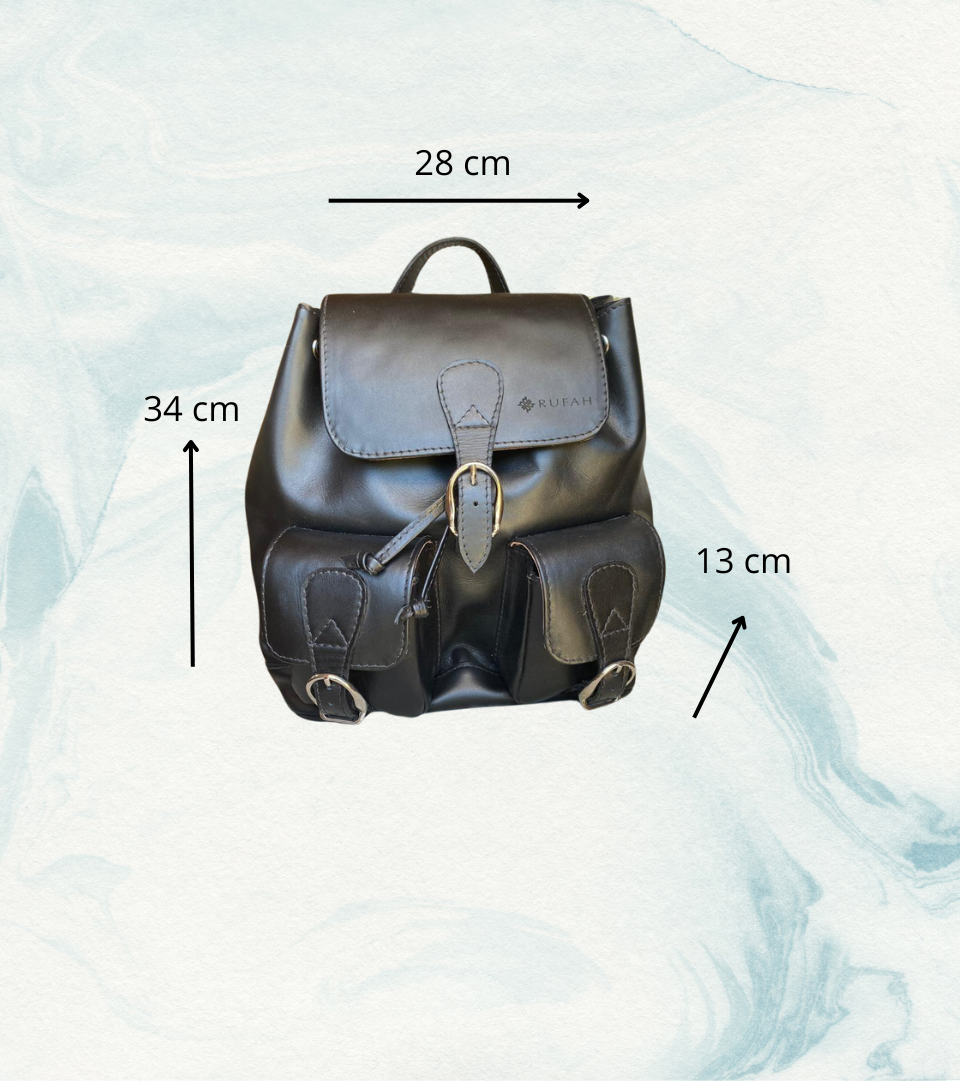 Mochila de cuero negro artesanal Rufah con medidas: 28 cm de ancho, 34 cm de alto y 13 cm de profundidad.