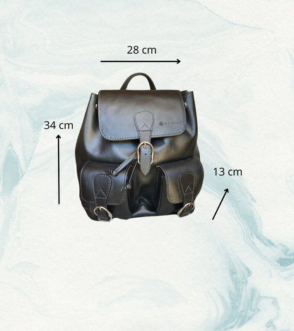 Mochila de cuero negro artesanal Rufah con medidas: 28 cm de ancho, 34 cm de alto y 13 cm de profundidad.