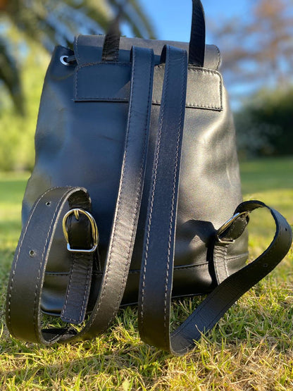 Mochila de cuero negro artesanal Rufah con bolsillos frontales y hebillas metálicas, vista trasera